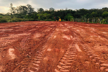 Limpeza e terraplanagem de terrenos em Granja Viana e Sorocaba, SP.